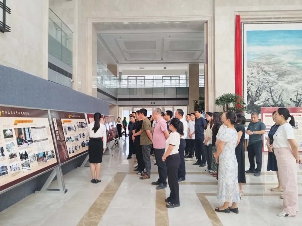 陽(yáng)信縣城投集團(tuán)黨委組織全體黨員參觀中共山東百年歷史圖片展暨紀(jì)念渤海區(qū)成立80周年圖片展